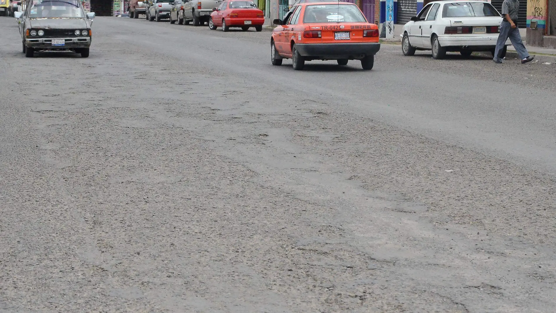 Los baches han afectado los rines de los vehículos que por aquí transitan.